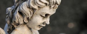 Standbeeld van een verdrietige stenen engel | Huilen helpt blog van Patty Kruiswijk